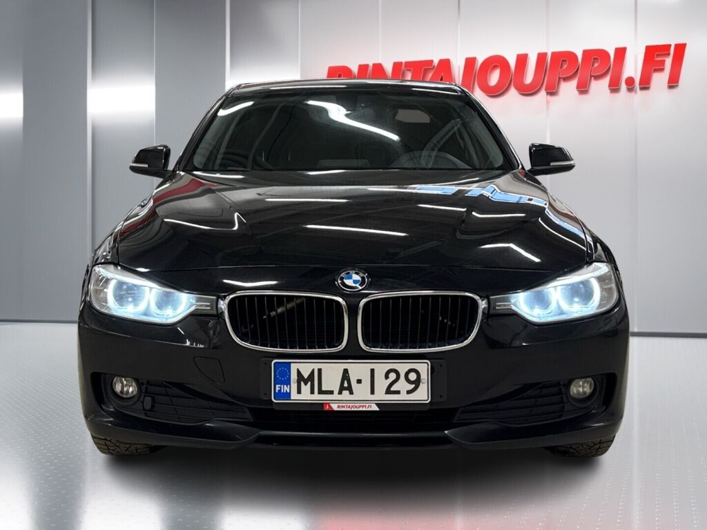 BMW 318 2013 Musta