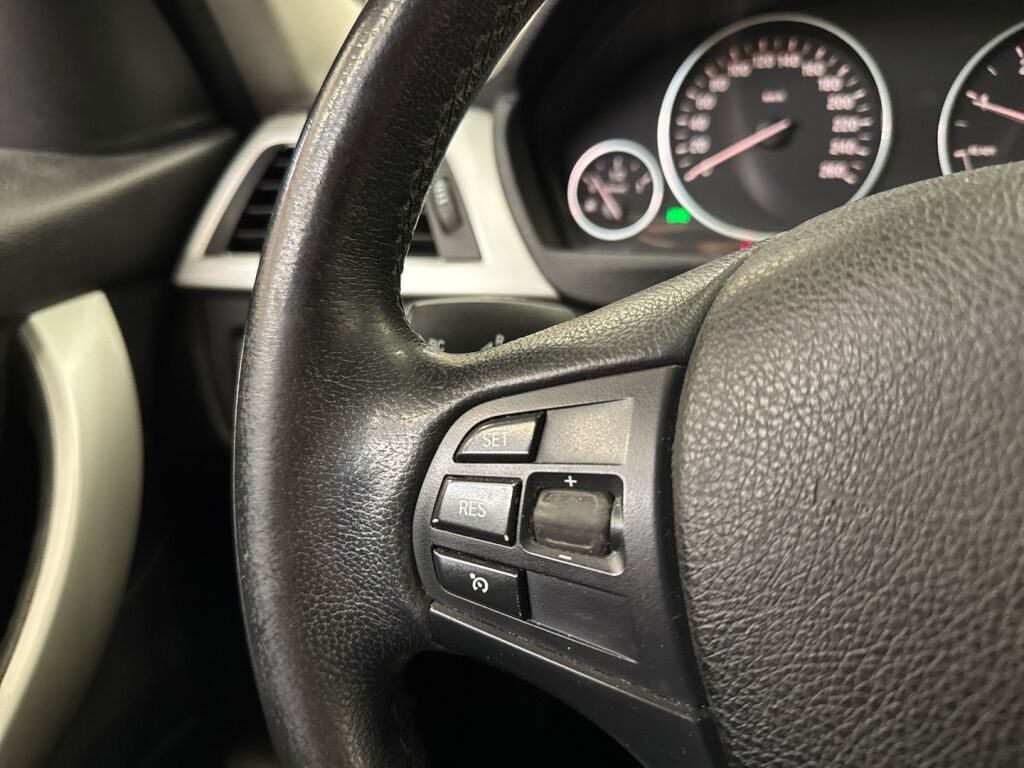 BMW 318 2013 Musta