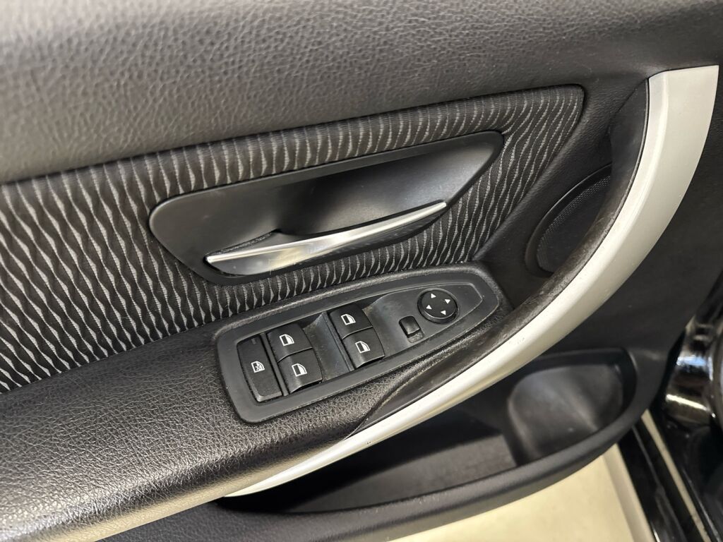 BMW 318 2013 Musta