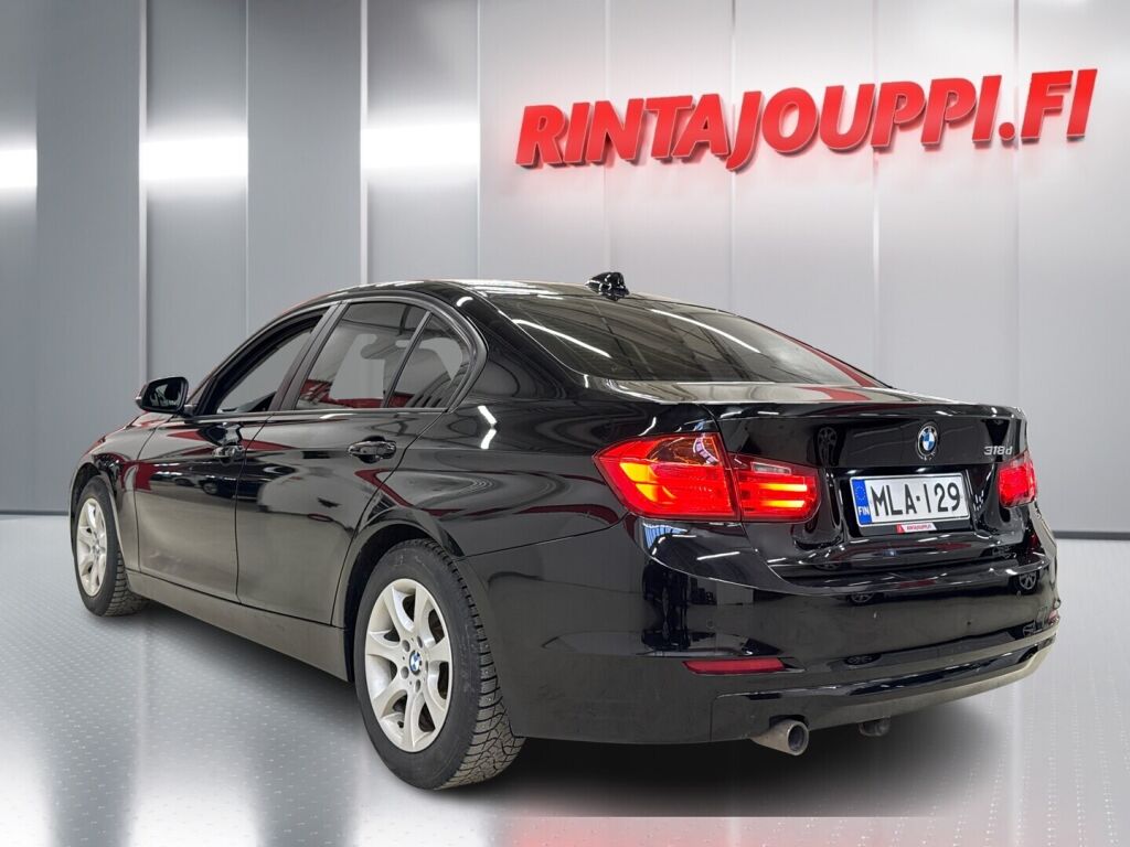 BMW 318 2013 Musta