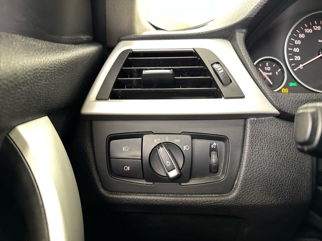BMW 318 2013 Musta