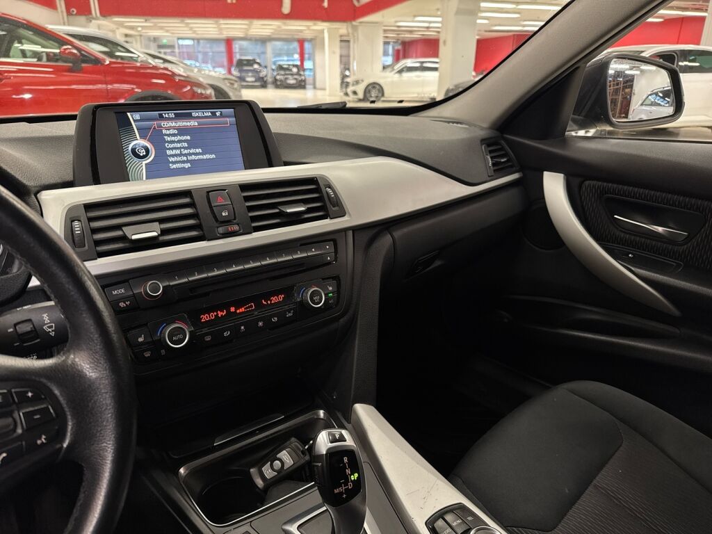 BMW 318 2013 Musta