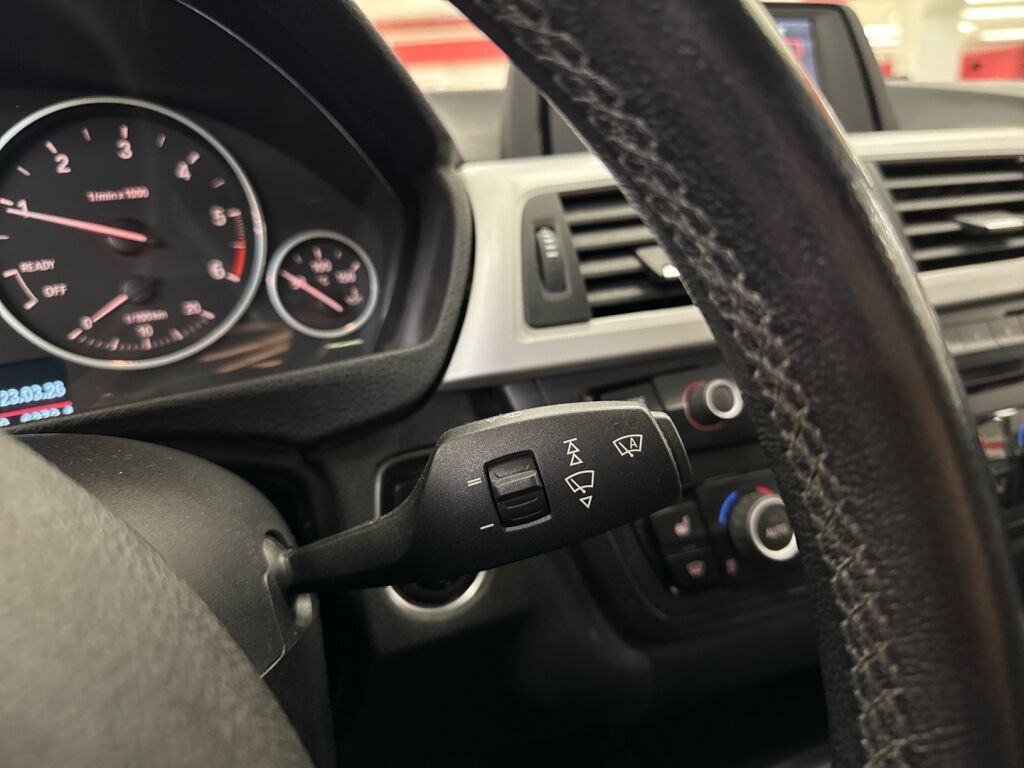 BMW 318 2013 Musta