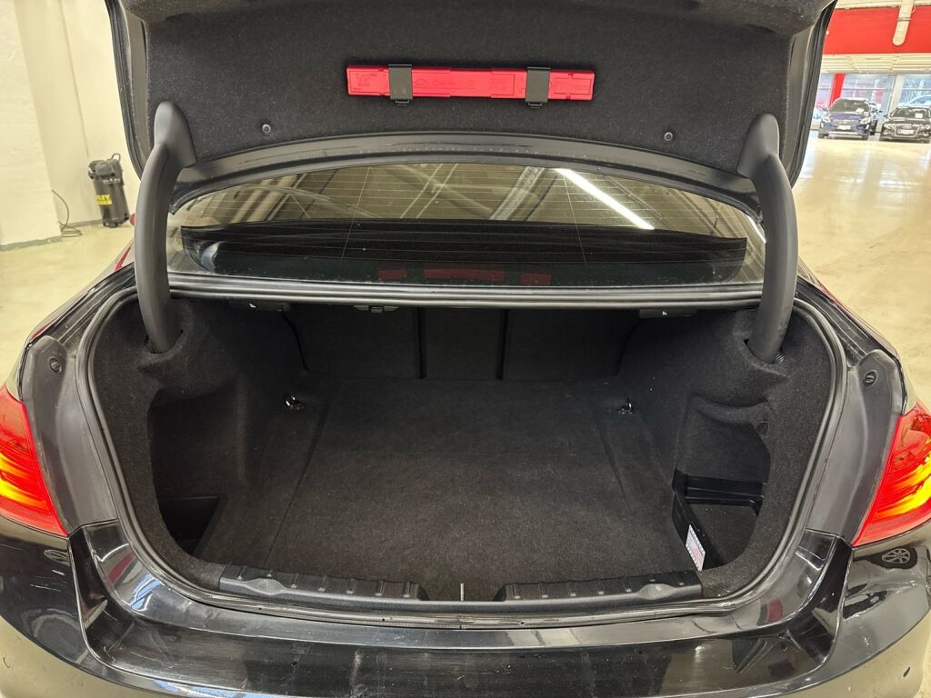 BMW 318 2013 Musta