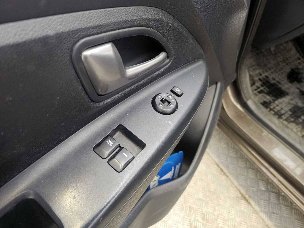 Kia Rio 2013 Ruskea (beige)