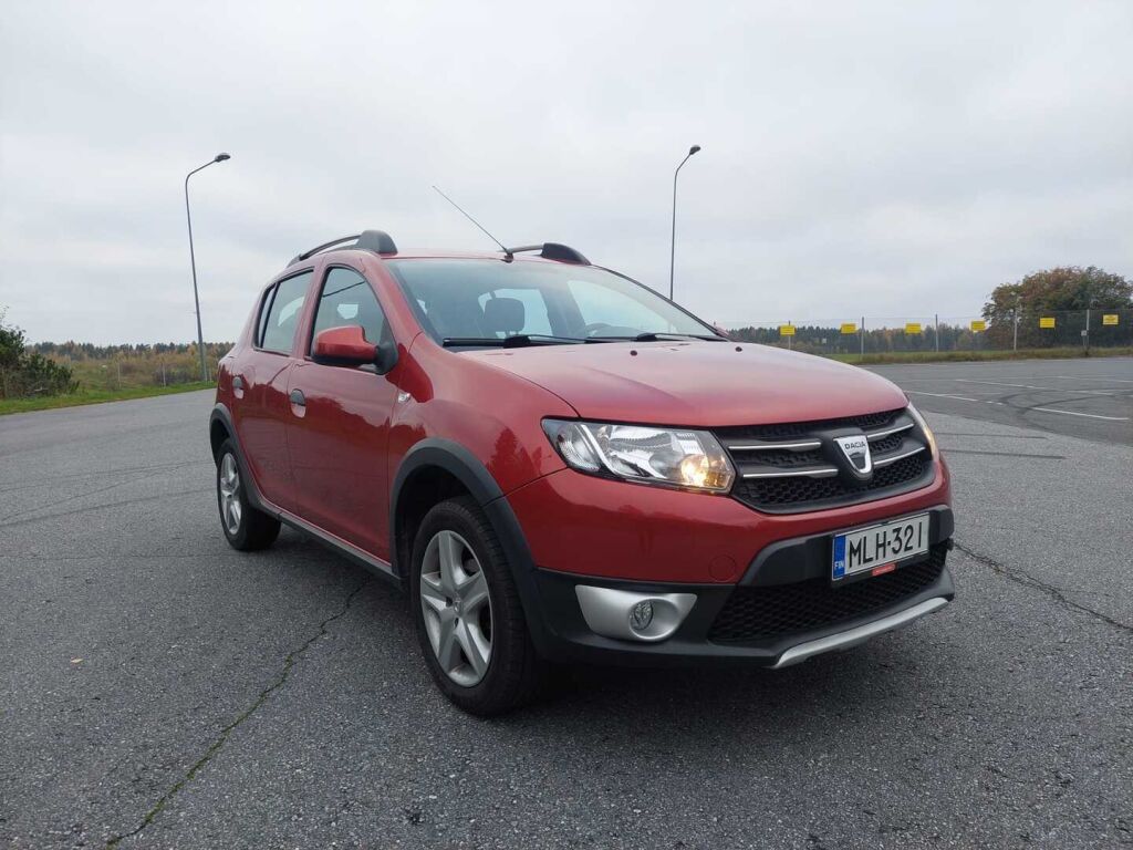 Dacia Sandero 2013 Punainen