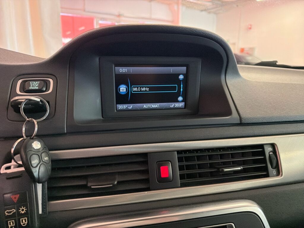 Volvo V70 2013 Punainen