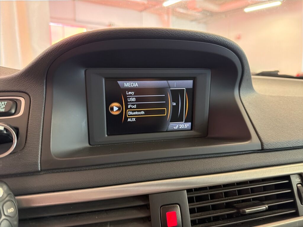 Volvo V70 2013 Punainen