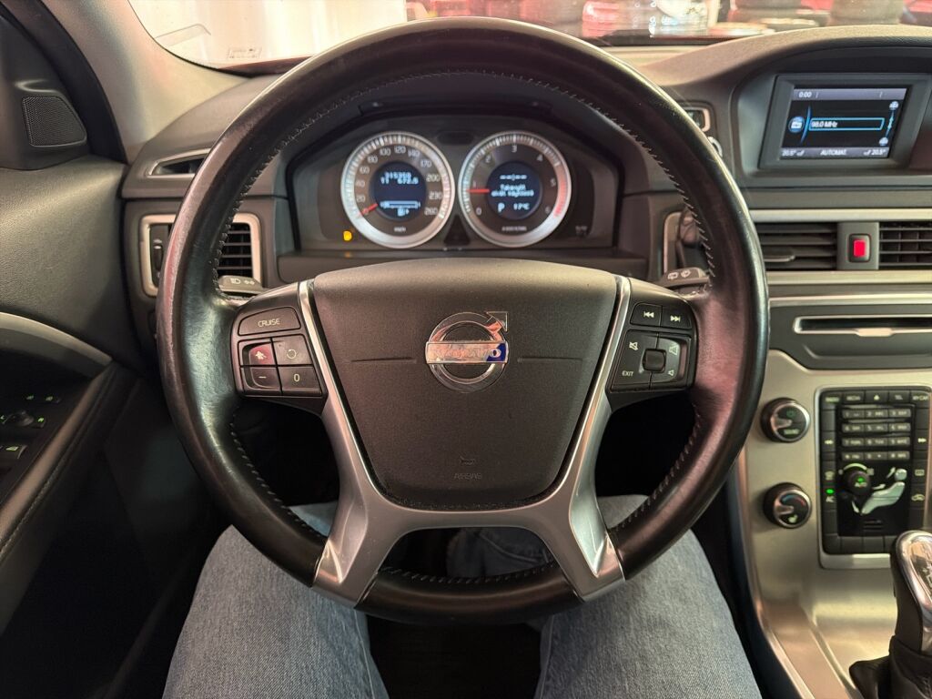 Volvo V70 2013 Punainen