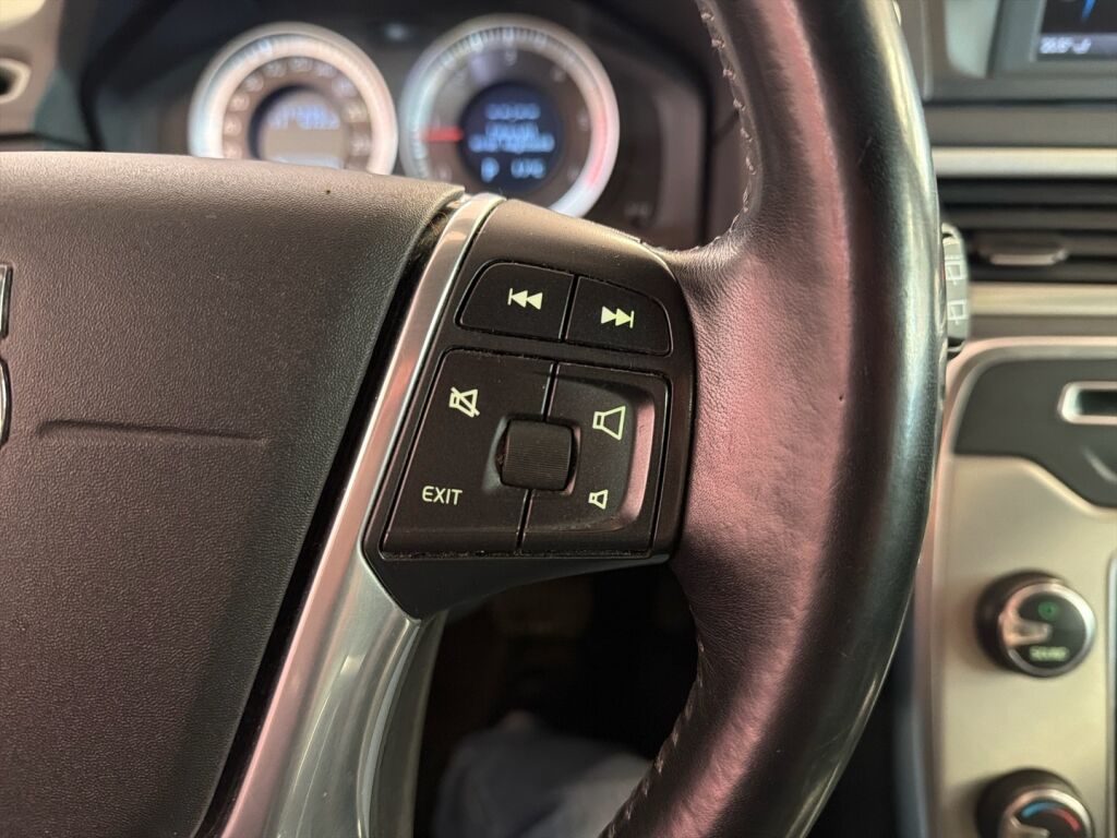 Volvo V70 2013 Punainen