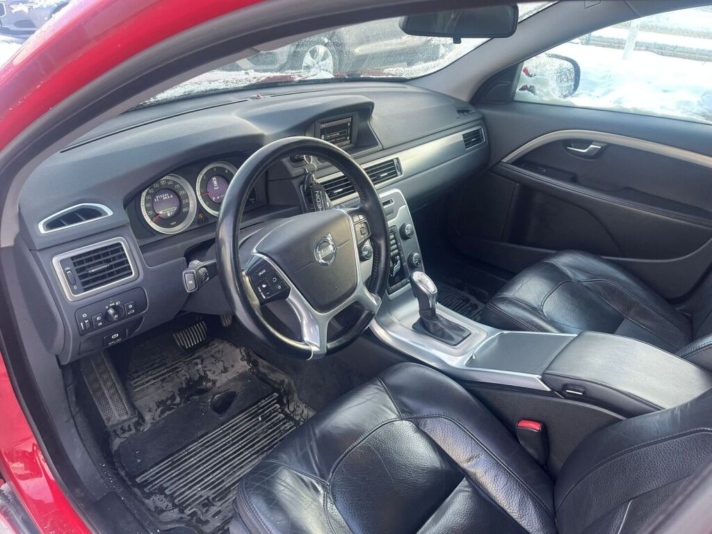 Volvo V70 2013 Punainen