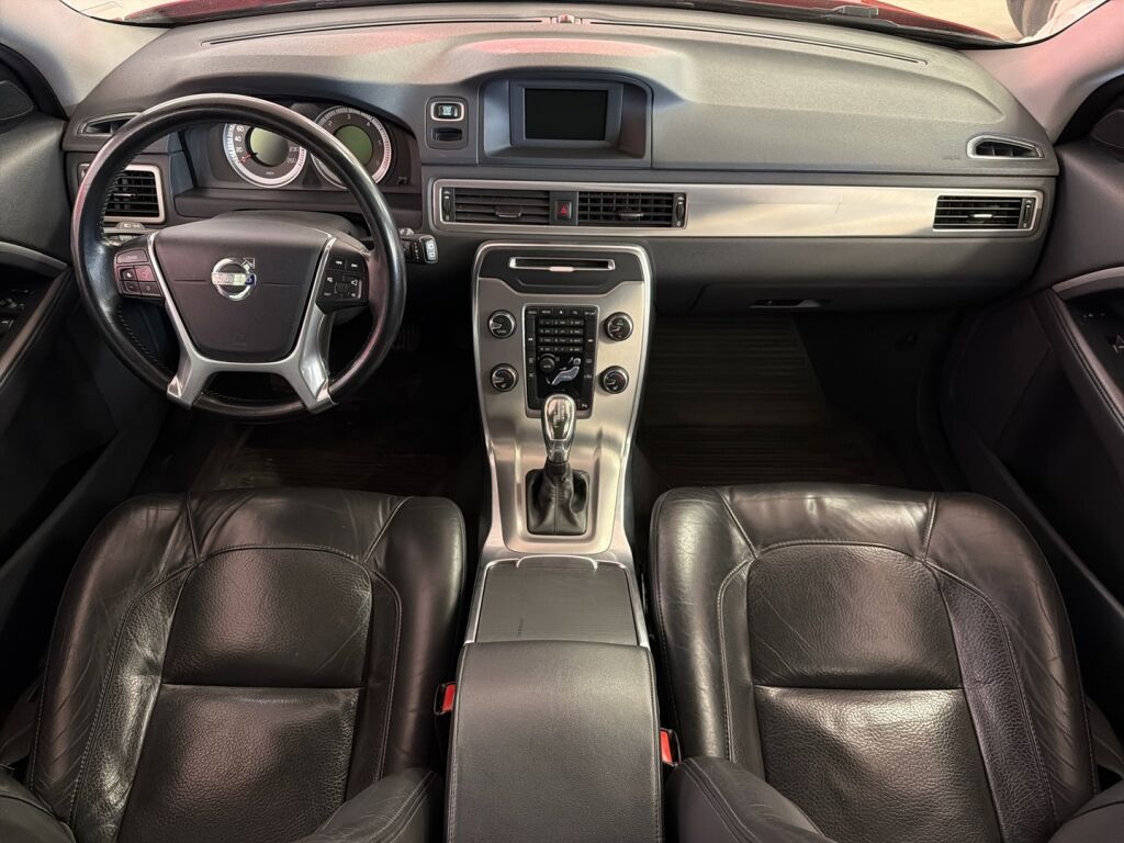 Volvo V70 2013 Punainen