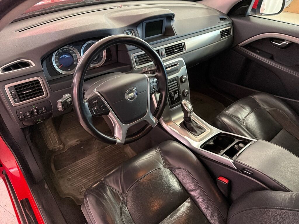 Volvo V70 2013 Punainen