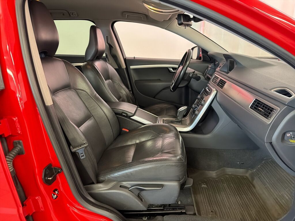 Volvo V70 2013 Punainen
