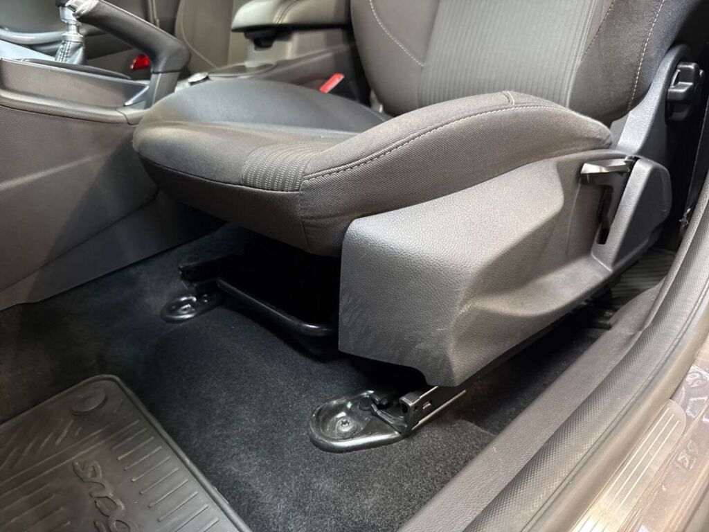 Ford Focus 2014 Ruskea (beige)