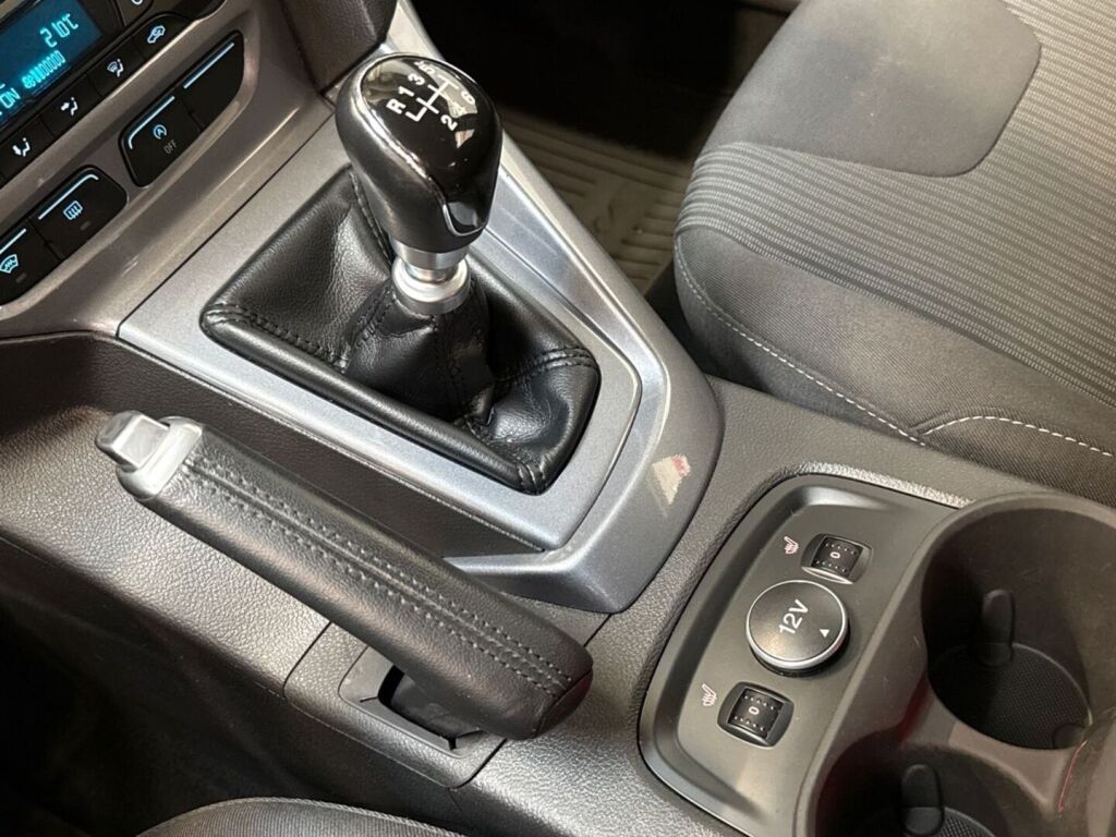 Ford Focus 2014 Ruskea (beige)