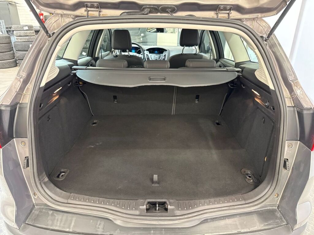 Ford Focus 2014 Ruskea (beige)