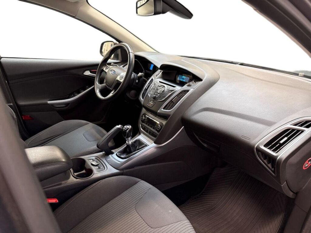 Ford Focus 2014 Ruskea (beige)