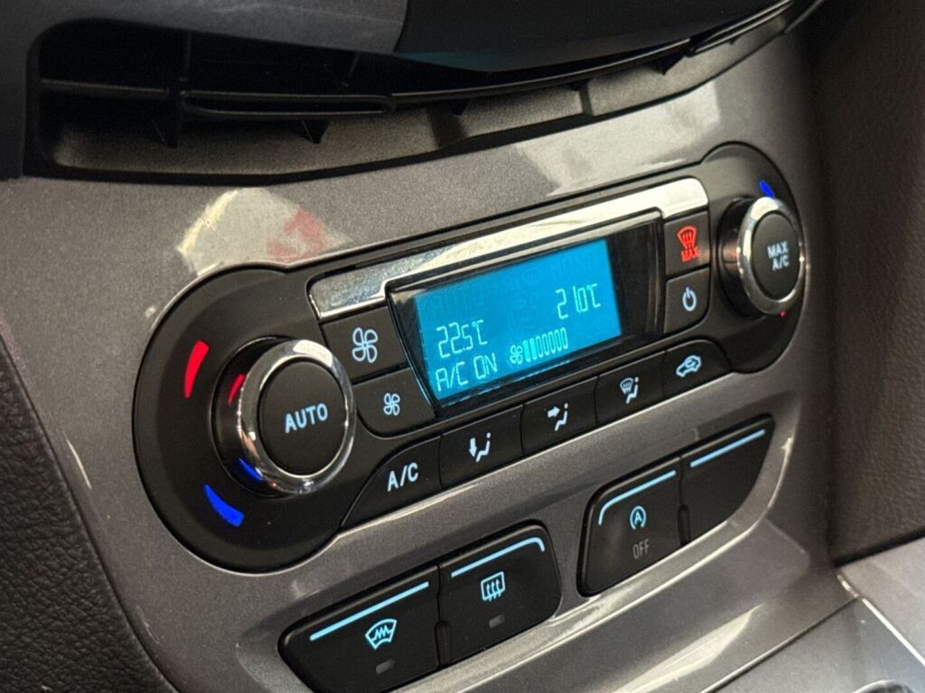 Ford Focus 2014 Ruskea (beige)