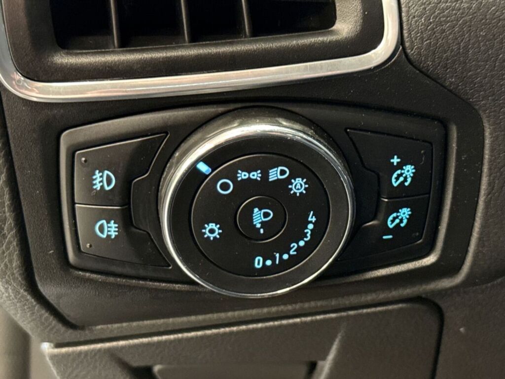 Ford Focus 2014 Ruskea (beige)