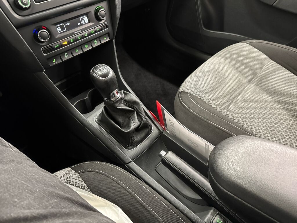 Skoda Rapid 2013 Punainen