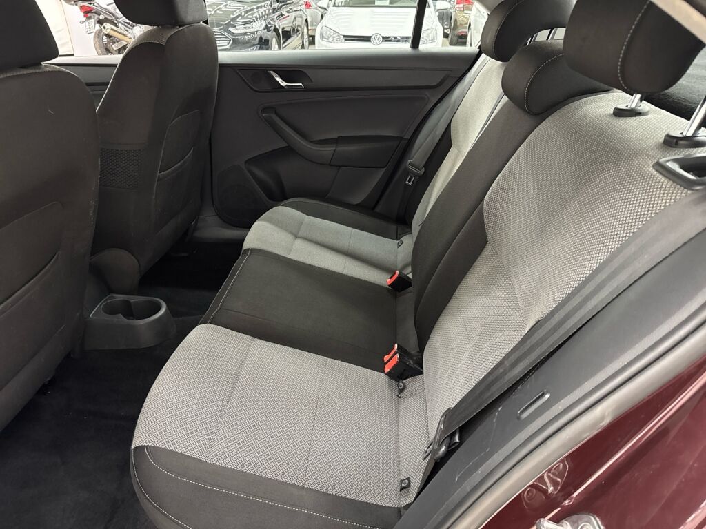 Skoda Rapid 2013 Punainen