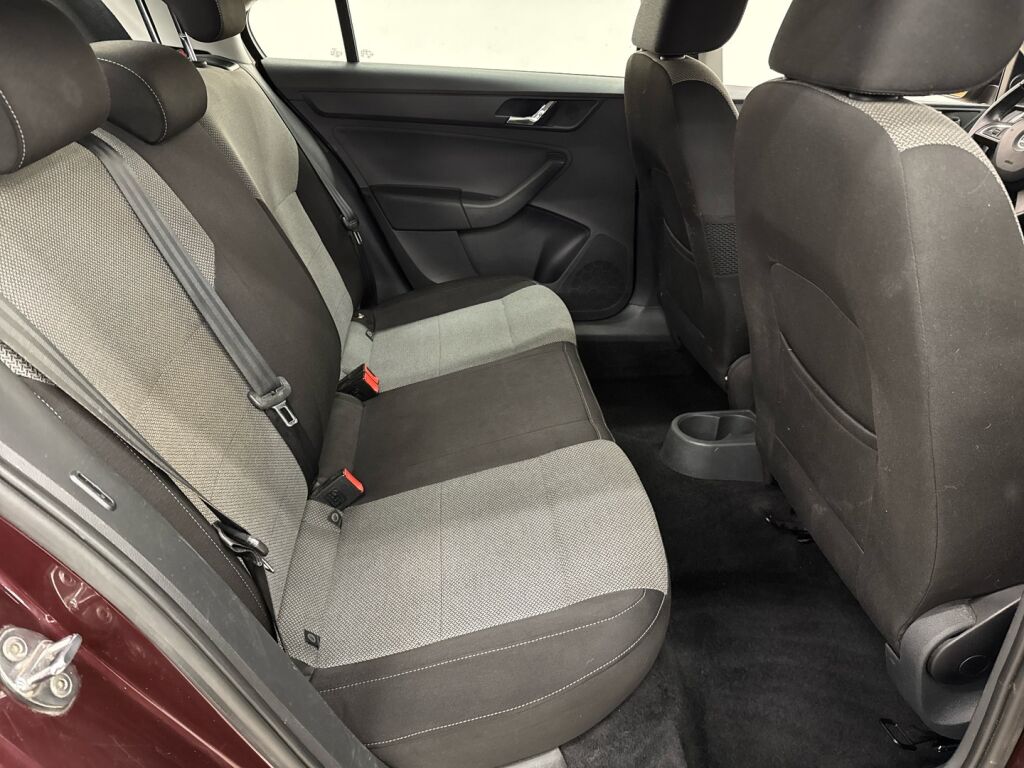 Skoda Rapid 2013 Punainen