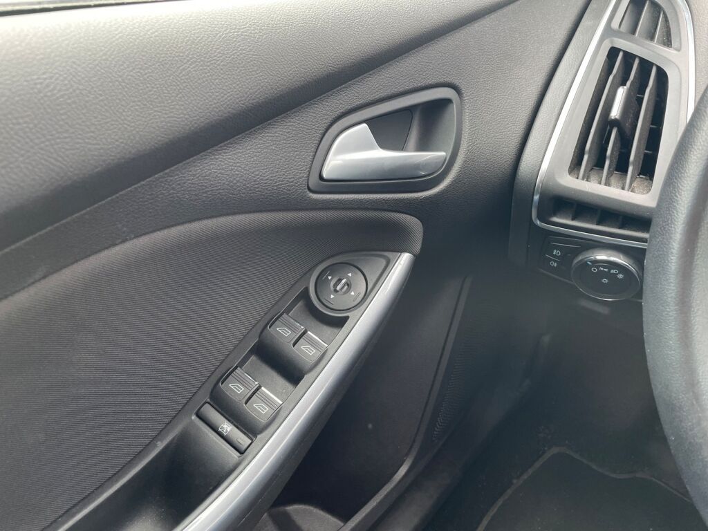 Ford Focus 2013 Musta
