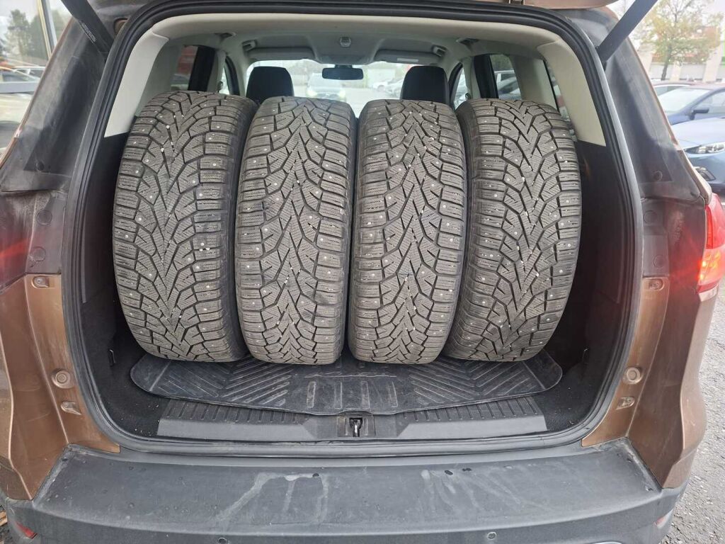 Ford Kuga 2013 Ruskea (beige)