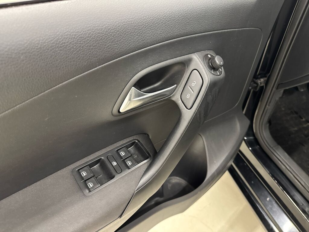 Volkswagen Polo 2013 Musta