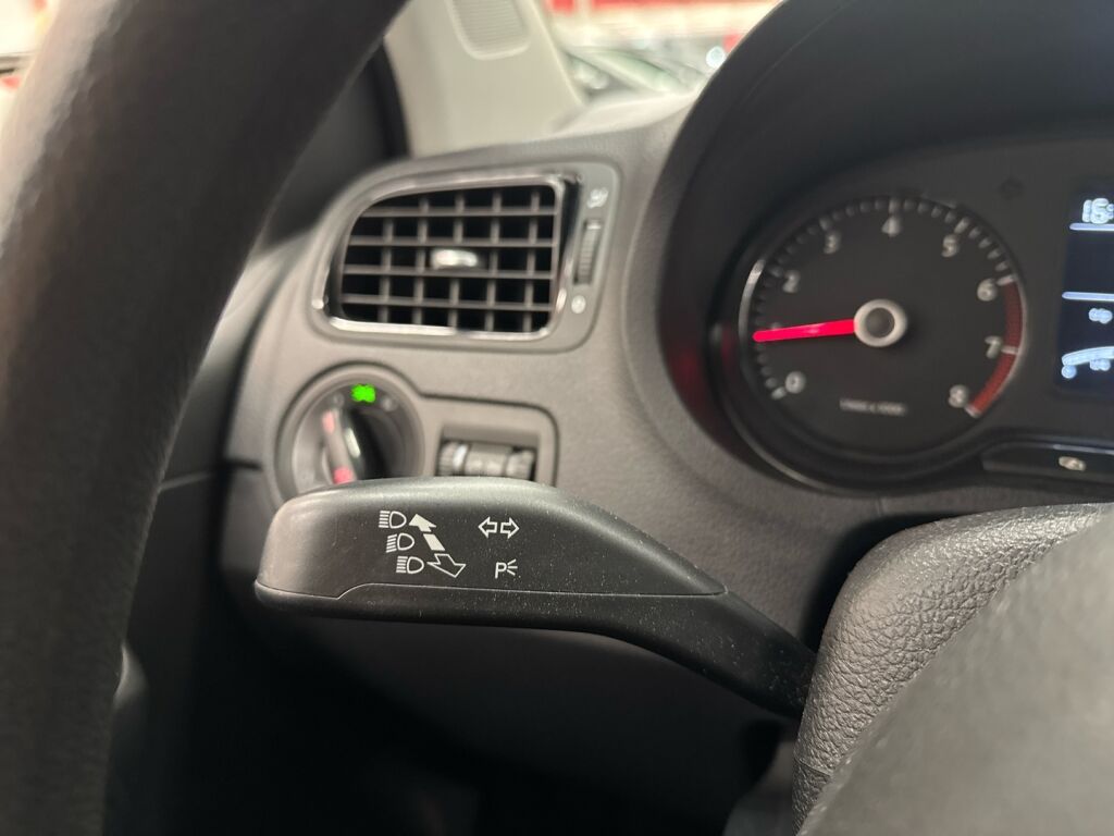 Volkswagen Polo 2013 Musta