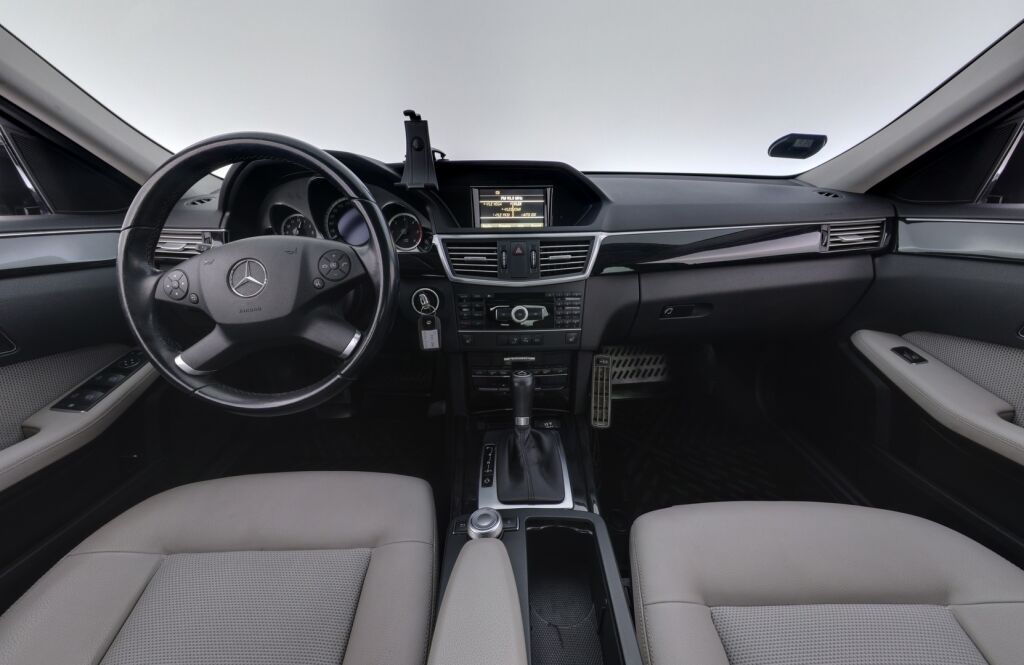 Mercedes-Benz E 2011 Musta