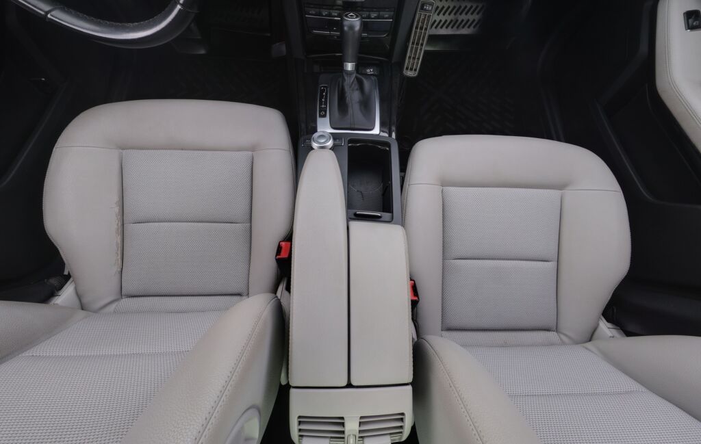 Mercedes-Benz E 2011 Musta