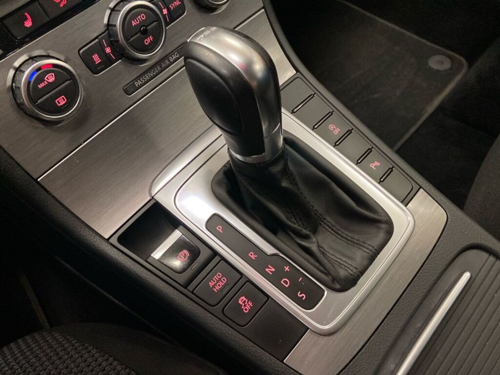 Volkswagen Passat 2013 Valkoinen