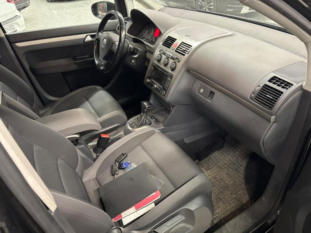Volkswagen Touran 2009 Musta