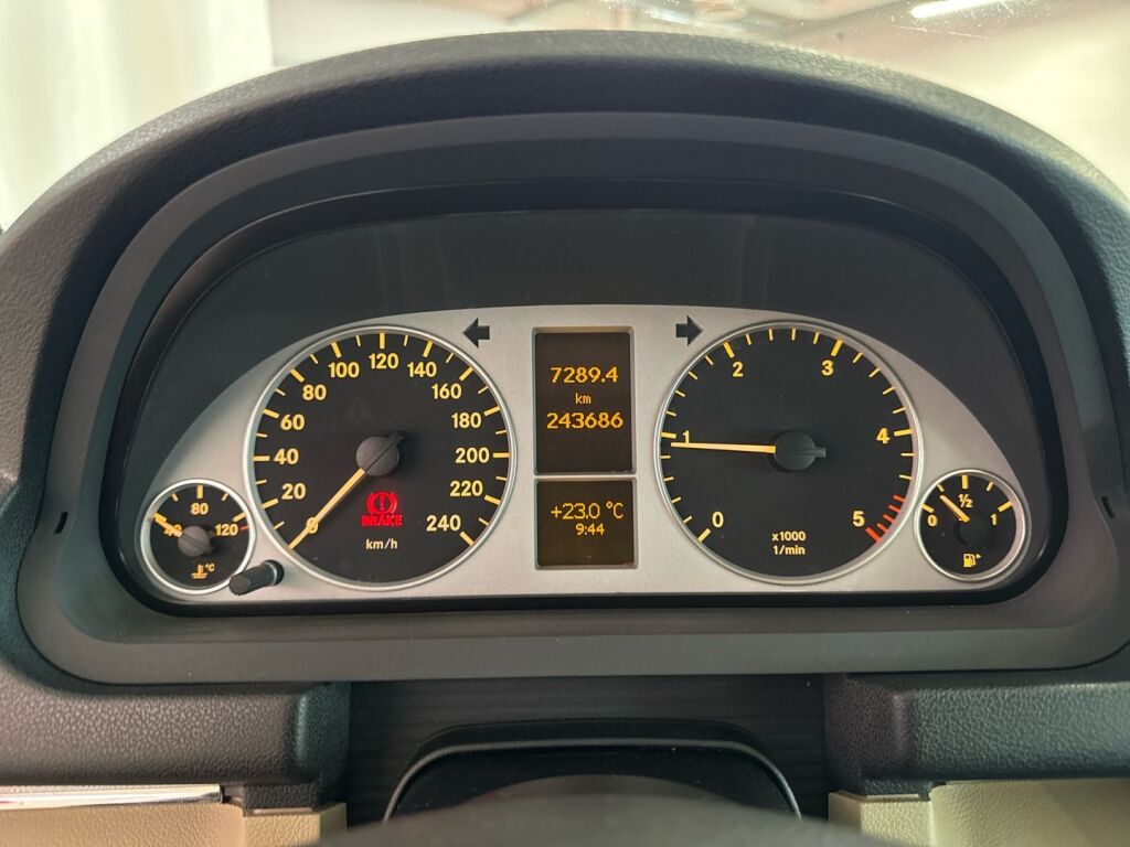 Mercedes-Benz B 2010 Musta