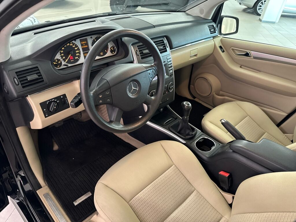 Mercedes-Benz B 2010 Musta