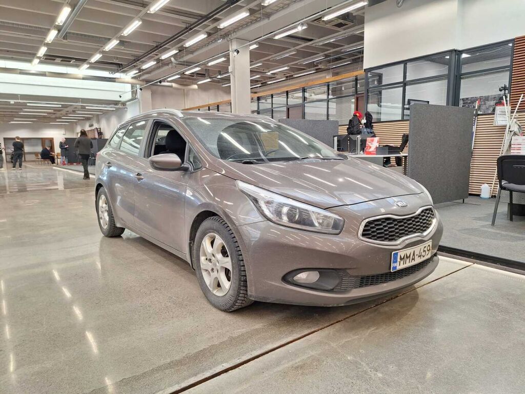 Kia Ceed 2015 Ruskea (beige)