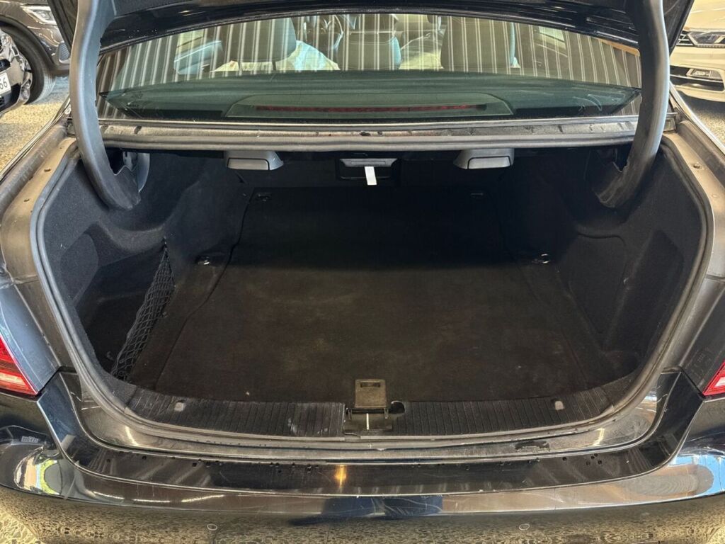 Mercedes-Benz E 2015 Musta