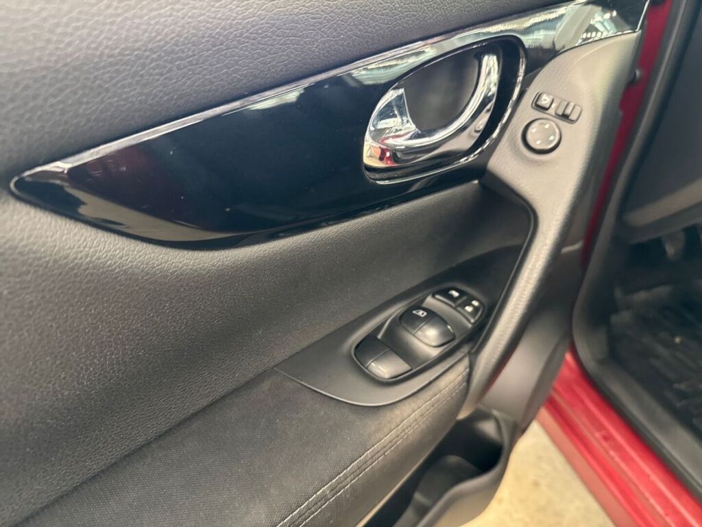 Nissan Qashqai 2015 Punainen