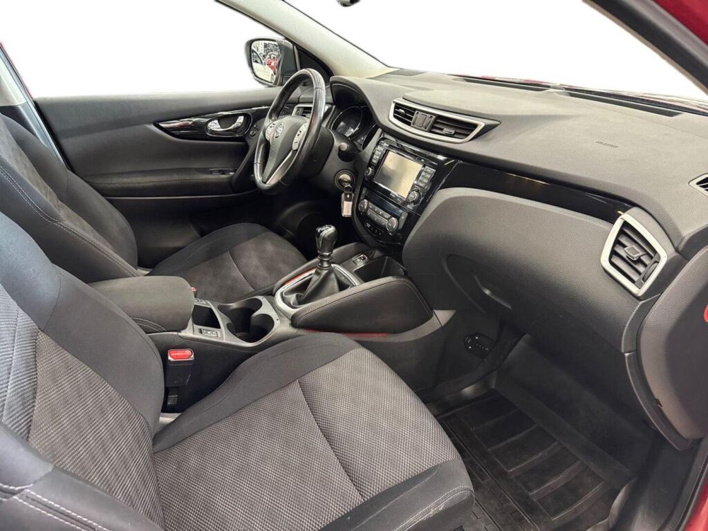 Nissan Qashqai 2015 Punainen