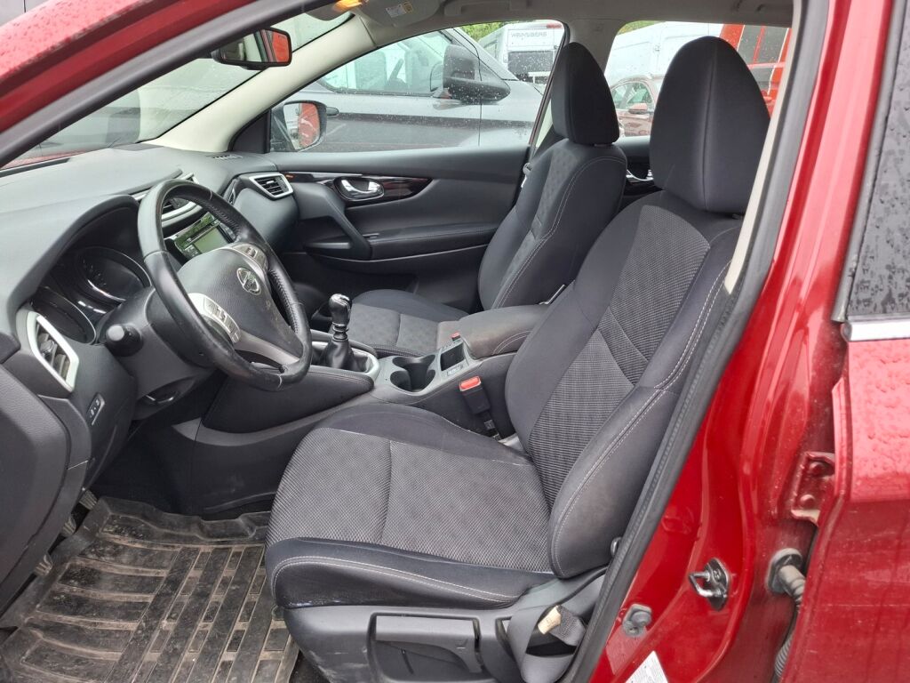 Nissan Qashqai 2015 Punainen