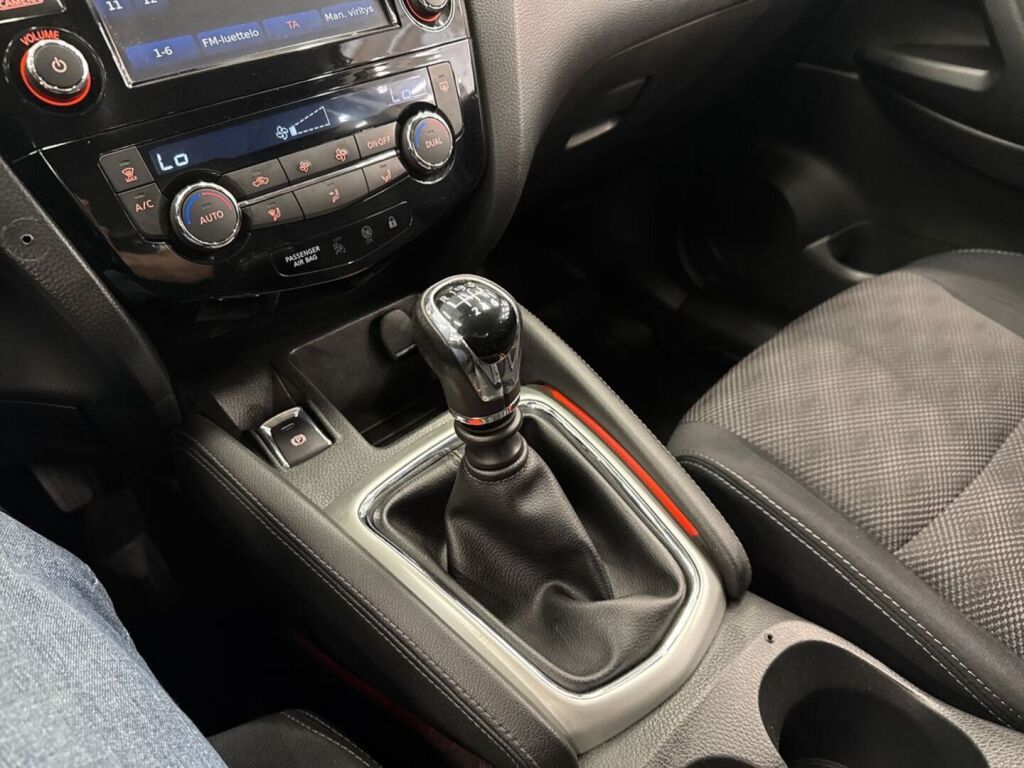 Nissan Qashqai 2015 Punainen
