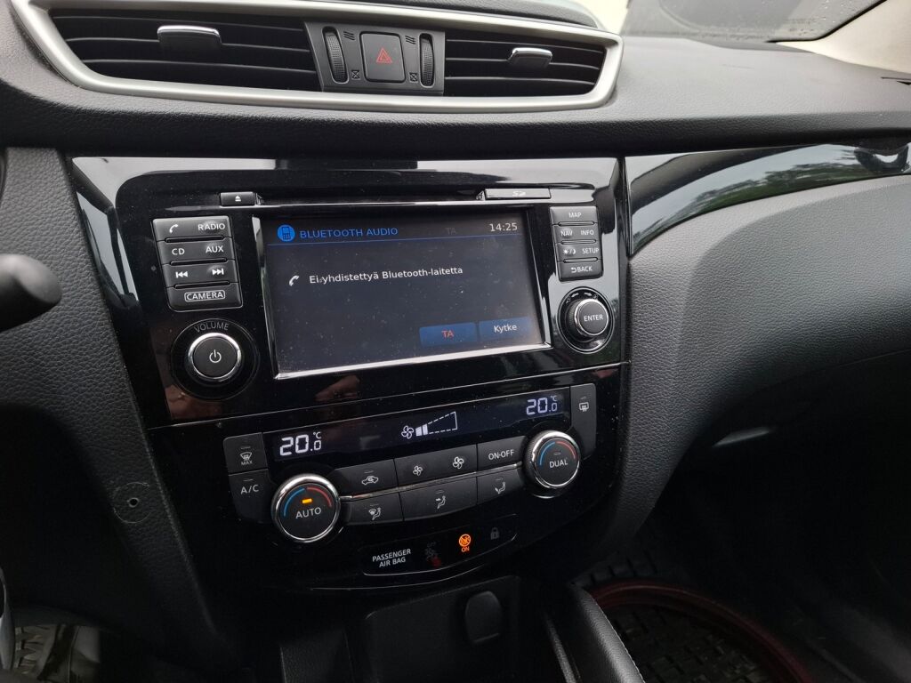 Nissan Qashqai 2015 Punainen