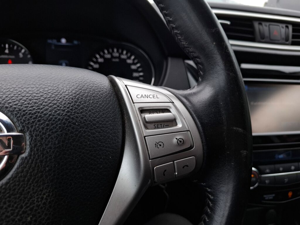Nissan Qashqai 2015 Punainen