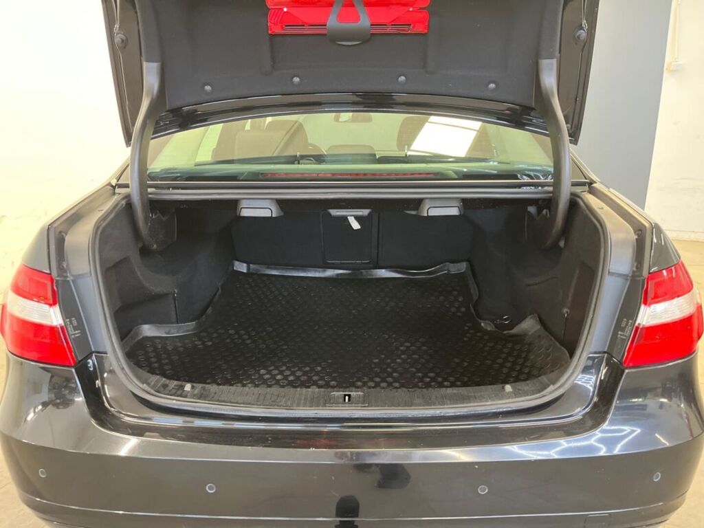 Mercedes-Benz E 2011 Musta