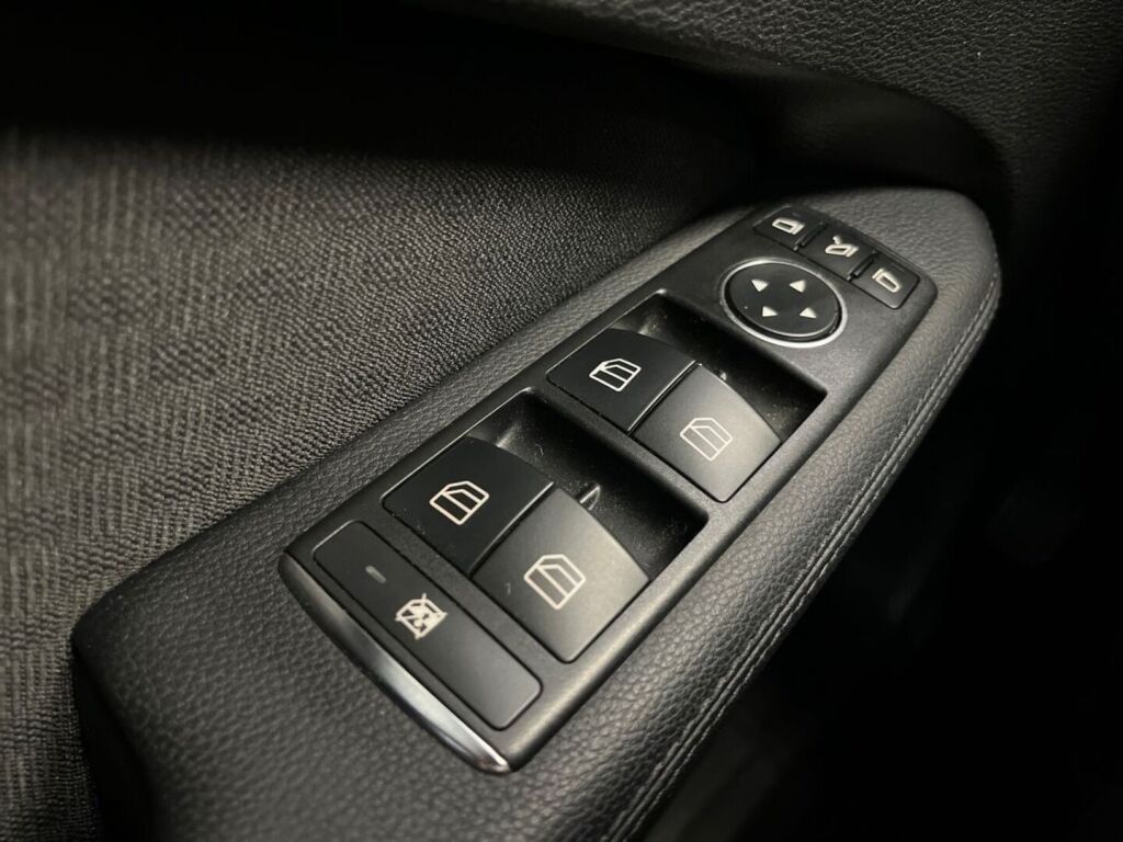 Mercedes-Benz E 2011 Musta