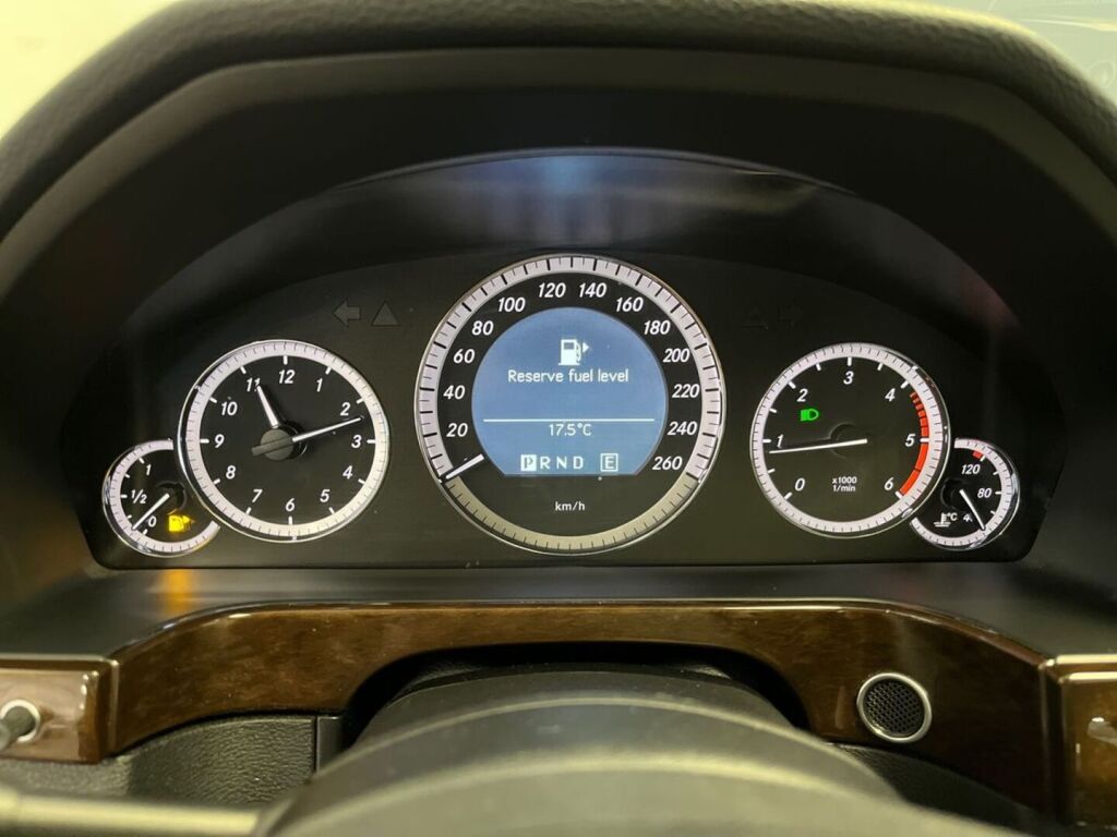 Mercedes-Benz E 2011 Musta