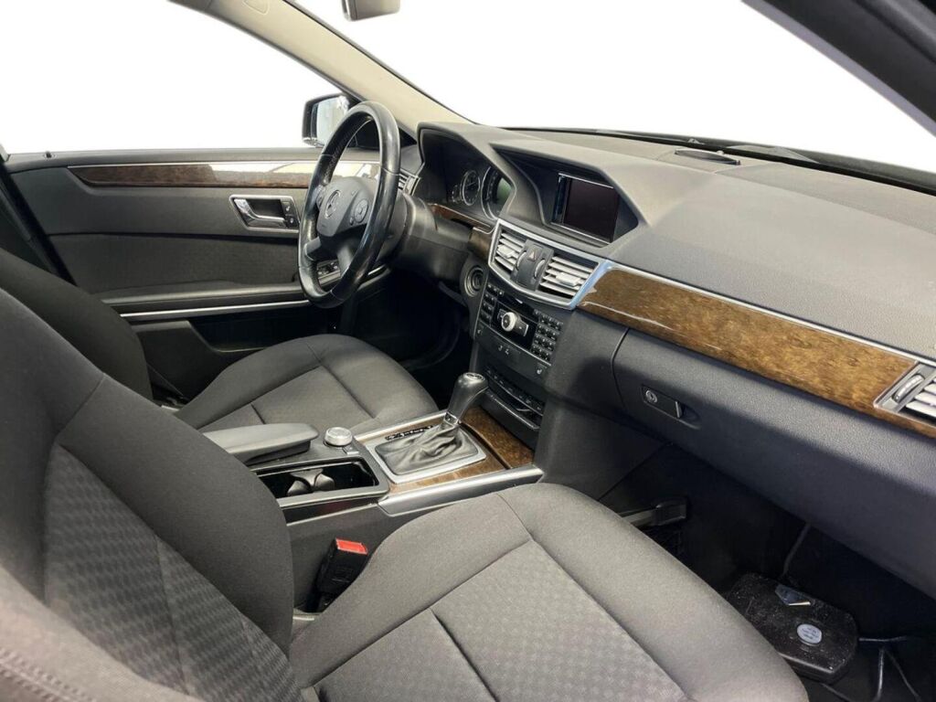 Mercedes-Benz E 2011 Musta