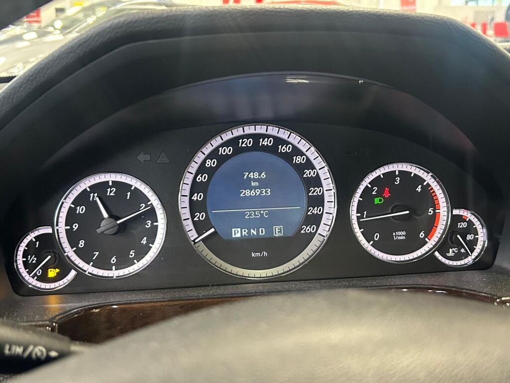 Mercedes-Benz E 2011 Musta